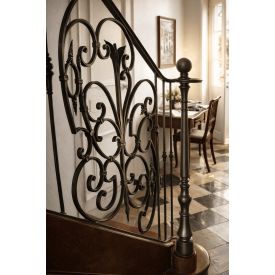 Panneau en fer forgé pour rampe d’escalier avec volutes soudées, idéal pour garde-corps et balcons.