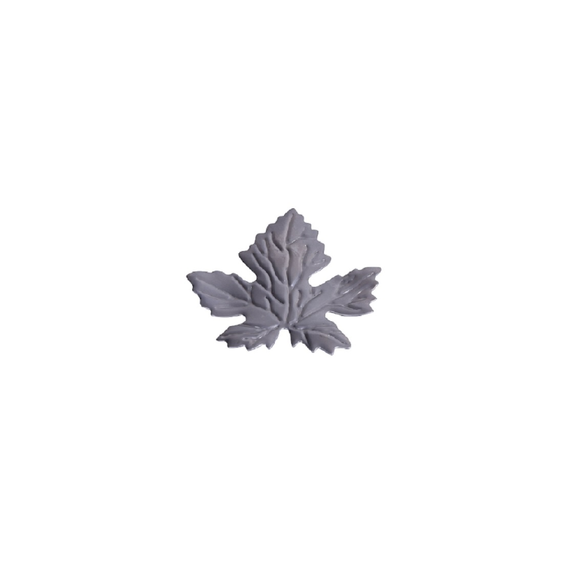 Petite feuille de vigne décorative en tôle d'acier avec nervures moulées en relief.