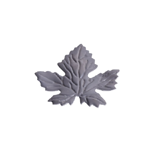 Petite feuille de vigne décorative en tôle d'acier avec nervures moulées en relief.