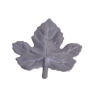 Miniature de feuille de vigne en tôle d'acier brute avec nervures embouties.