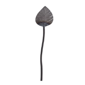 Feuille forgée cordiforme montée sur une tige fine en acier malléable de 3 mm.